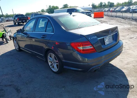 2013 Mercedes-Benz C 250 Luxury/Sport из США, поврежденный, VIN WDDGF4HB1DR262921